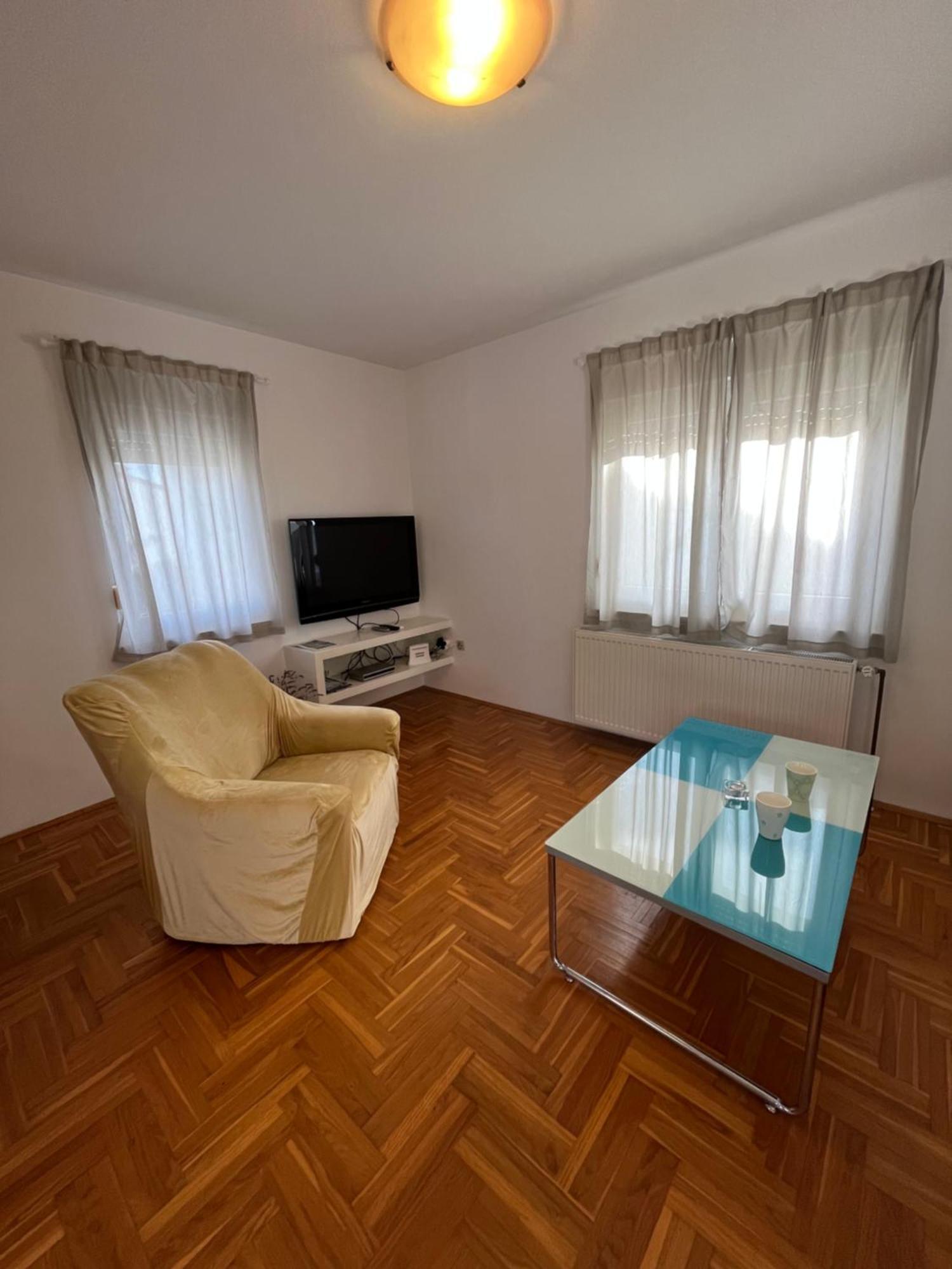 Burle Apartment With Free Private Parking เมดูลิน ภายนอก รูปภาพ